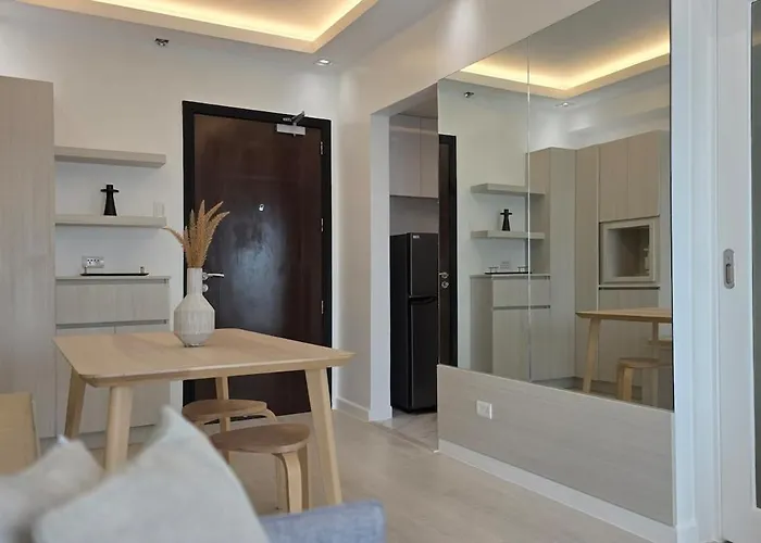 Center Of Bgc- Your In Forbeswood Parklane Apartment
